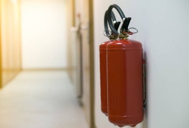 Kırmızı yangın söndürücü güneş beyaz duvar üzerinde boş koridorda flare