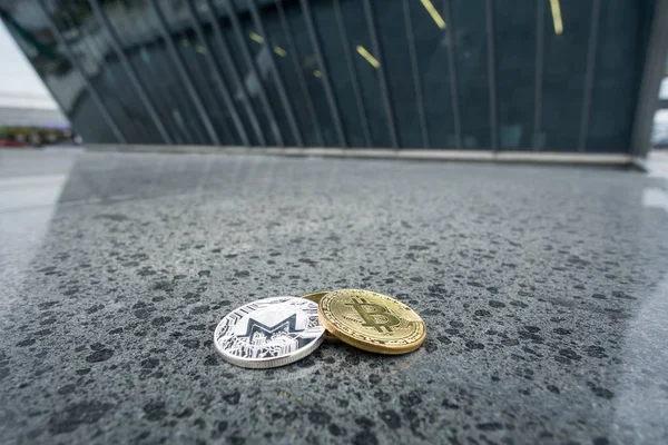 Bitcoin και Monero κέρμα, μπροστά από την επιχειρηματική αρχιτεκτονική — Φωτογραφία Αρχείου
