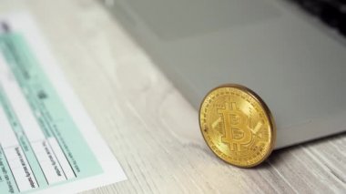 Bitcoin sikke 1040 yanında bilgisayar dizüstü üzerinde gelir vergisi beyannamesi formu iade kavramı. Bitcoins ve dolar üzerinde Tablo 4k video