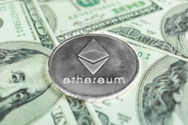 Gümüş Ethereum yüz dolar faturaları üzerinde. Yakın çekim, makro çekim.