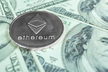 Gümüş Ethereum yüz dolar faturaları üzerinde. Yakın çekim, makro çekim.