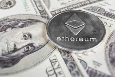 Gümüş Ethereum yüz dolar faturaları üzerinde. Yakın çekim, makro çekim.