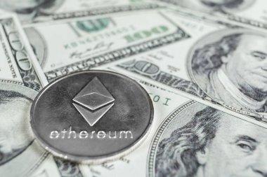 Gümüş Ethereum yüz dolar faturaları üzerinde. Yakın çekim, makro çekim.
