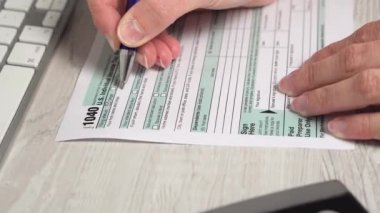 Kadın dolgu vergi form 1040 aon bilgisayar klavye ve hesap makinesi yanında Danışma closeup video. 4k video