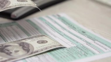 Yavaş para sayma ve yavaş yavaş vergi form 1040 düşüyor.