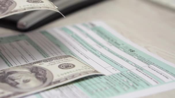 Yavaş para sayma ve yavaş yavaş vergi form 1040 düşüyor. — Stok video