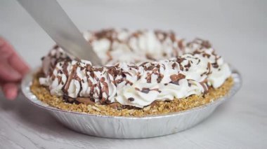 Yavaş taze Dilimleme çikolata kremalı pasta pişmiş