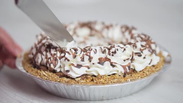Slow motion of slicing fresh baked chocolate cream pie — Stock Video