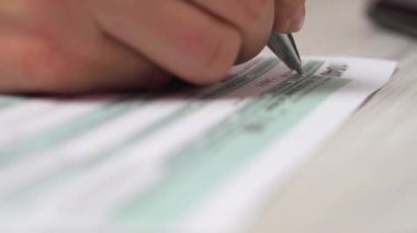 Kadın dolgu vergi form 1040 aon bilgisayar klavye ve hesap makinesi yanında Danışma closeup video. 4k video