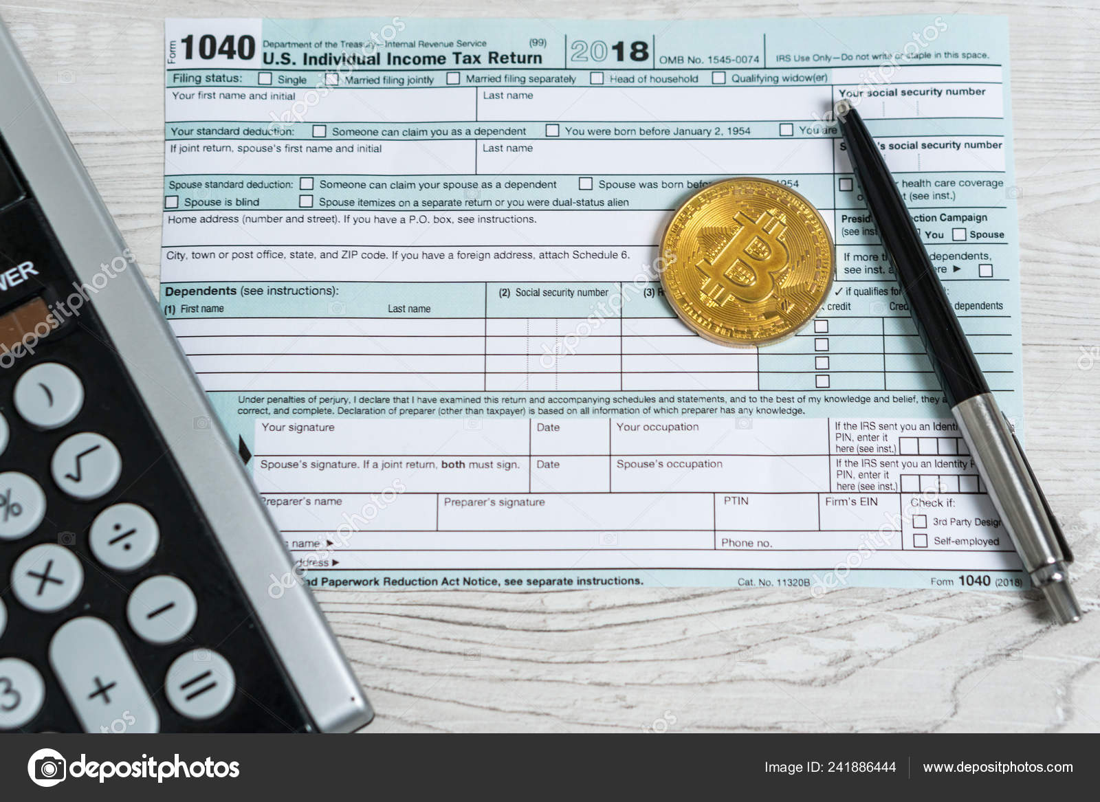 笔, 比特币和计算器上的税表1040美国个人所得税报税表。纳税的时间——图库图片© 24K-Production #241886444