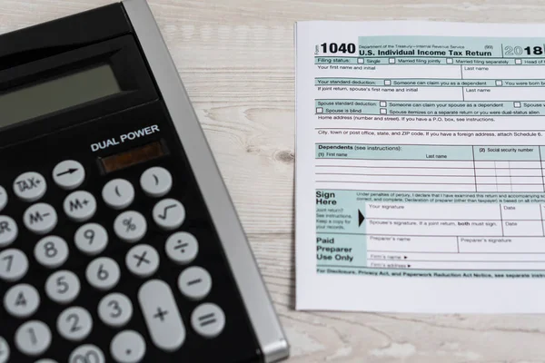 Bize form 1040 vergi hesap makinesi ve vergi formu hukuk belge ABD beyaz iş kavramı ile — Stok fotoğraf