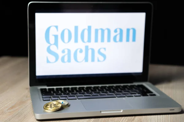 在斯洛文尼亚笔记本电脑屏幕上带有高盛 (goldman sachs) 标志的比特币-2018年12月23日 — 图库照片