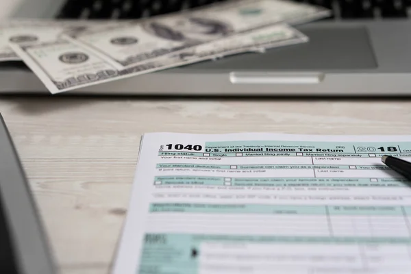 Formulaire fiscal américain 1040 avec stylo et billets en dollars. formulaire fiscal loi document usa blanc concept d'entreprise — Photo