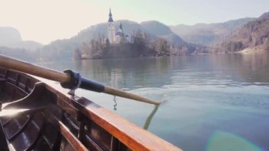 Bir kürek - tekne kürek çekme - su Lake Bled, Slovenya