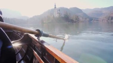 4k Video - su güneşli bir günde - Island Lake Bled arka plan - Lake Bled, Slovenya ile tekne kürek kürek