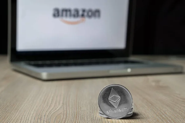 Moneda de Ethereum con el logotipo de Amazon en una pantalla portátil, Eslovenia - 23 de diciembre de 2018 — Foto de Stock