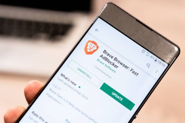 Arka planda akıllı telefon ve bilgisayar dizüstü bilgisayarda görüntülenen Google oyun mağaza web sitesi üzerinde cesur tarayıcı uygulaması. Slovenya 13.02.2019