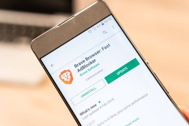 Arka planda akıllı telefon ve bilgisayar dizüstü bilgisayarda görüntülenen Google oyun mağaza web sitesi üzerinde cesur tarayıcı uygulaması. Slovenya 13.02.2019
