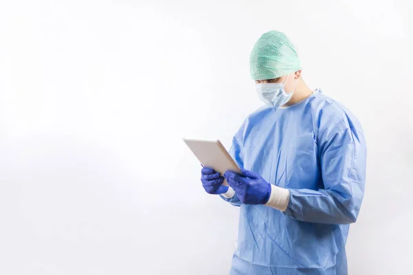 Cirurgião de trabalho em uma sala de cirurgia hospitalar — Fotografia de Stock