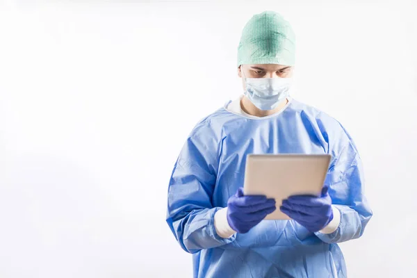 Working surgeon in a hospital operating room — Stock Photo, Image