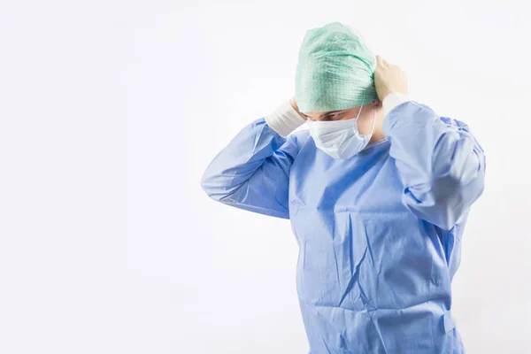 Cirurgião de trabalho em uma sala de cirurgia hospitalar — Fotografia de Stock