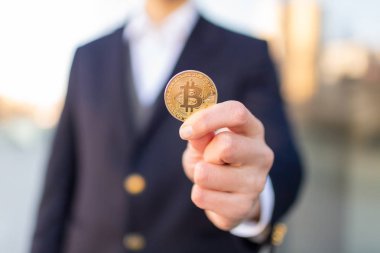 Bitcoin cryptocurrency tutan işadamı tüccar.