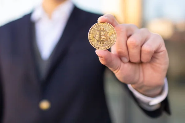 Geschäftsmann Händler hält Kryptowährung Bitcoin. — Stockfoto