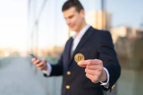 Geschäftsmann Händler hält Kryptowährung Bitcoin. — Stockfoto
