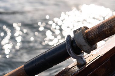 Tekne su, lake Bled güneşli bir kürek için kullanılan bağlı ahşap kürek portre fotoğrafı