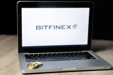 Bitcoin para üstünde a laptop perde, Slovenya - 23 Aralık 2018 Bitfinex Satım logolu