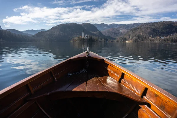 Ahşap Kiralık Tekne, tekne bakan Lake Bled Adası doğru-sonu alanı kopyalayın ve adada Bled, Slovenya, Europe turizm odaklanmak