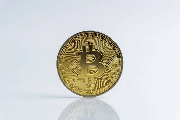 Bitcoin. Cripto moneda de oro Bitcoin, BTC, Moneda de bits. Macro tiro de monedas de Bitcoin aislado sobre fondo blanco, cortar la tecnología Blockchain , — Foto de Stock