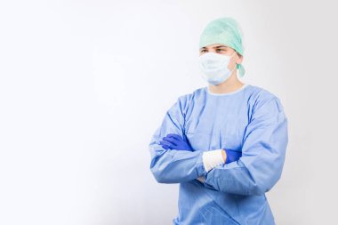 Hastane ameliyathanesinde çalışan bir cerrah.