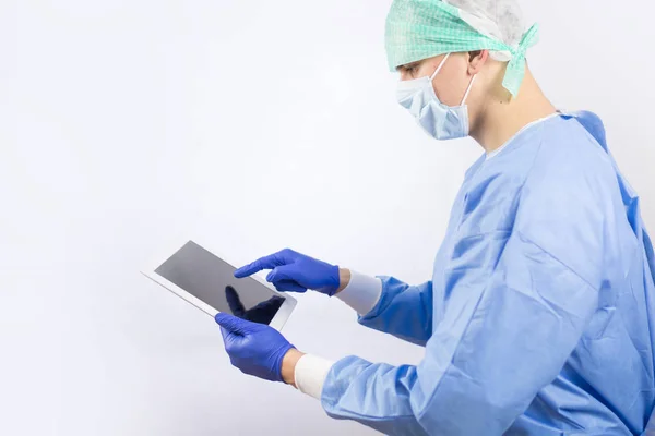 Chirurg pracujący na sali operacyjnej szpitala — Zdjęcie stockowe