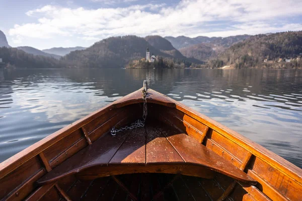 Ahşap Kiralık Tekne, tekne bakan Lake Bled Adası doğru-sonu alanı kopyalayın ve tekne, turizm Slovenya, Europe odaklanmak