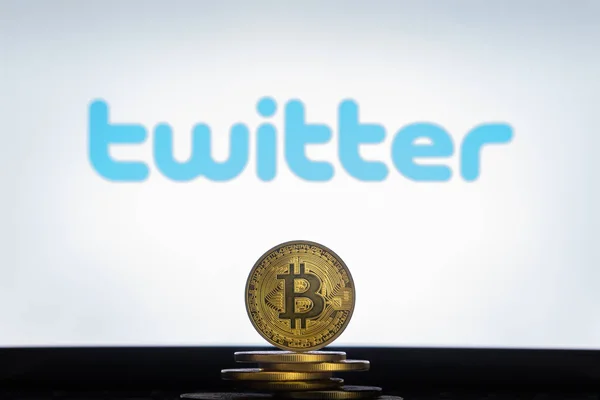 Logo Bitcoin cryptocurency para yığını ile bilgisayar ekranında twitter.