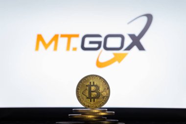 Mtgox logo Bitcoin cryptocurency para yığını ile bilgisayar ekranında.