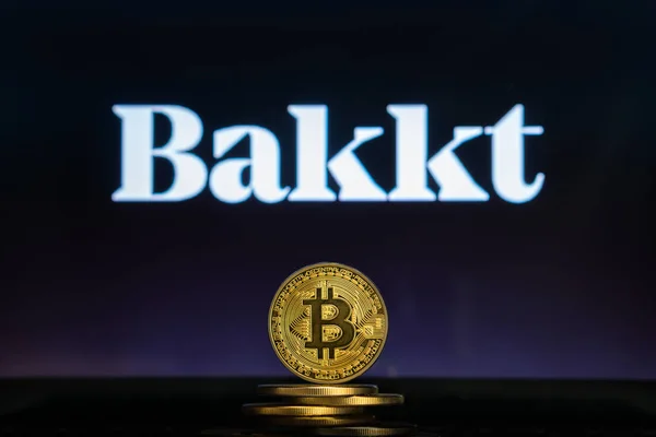 Bakkt logo Bitcoin cryptocurency para yığını ile bilgisayar ekranında.