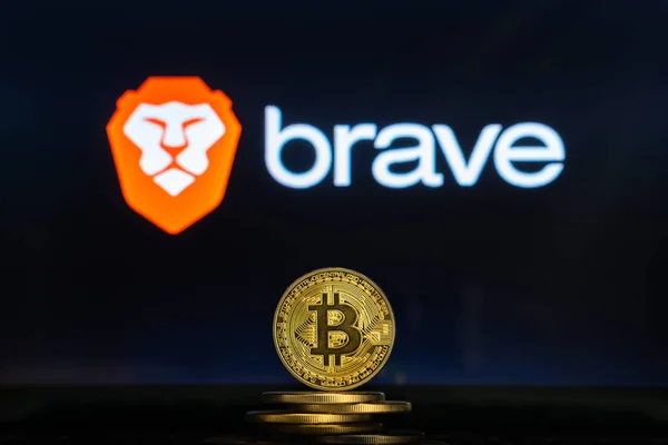 Bitcoin cryptocurency para yığını ile bilgisayar ekranında cesur logo.