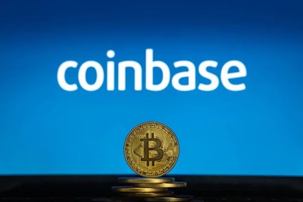 Coinbase logo Bitcoin cryptocurency para yığını ile bilgisayar ekranında.