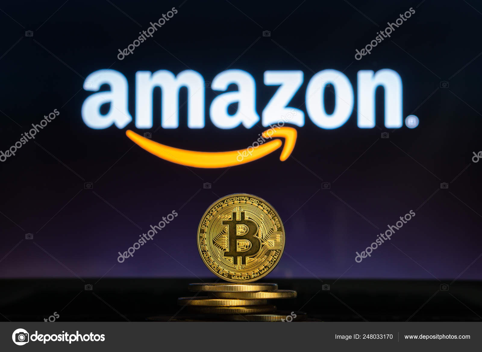 Herunterladen - Bitcoin auf einem Stapel Münzen mit Amazon-Logo auf einem Laptop-Bildschirm. Kryptowährung und Blockchain werden zum Mainstream. Slowenien - 02 24 2019 — Stockbild Amazon-Logo auf einem Computerbildschirm mit einem Stapel Bitcoin-Kryptowährungen. — Stockfoto