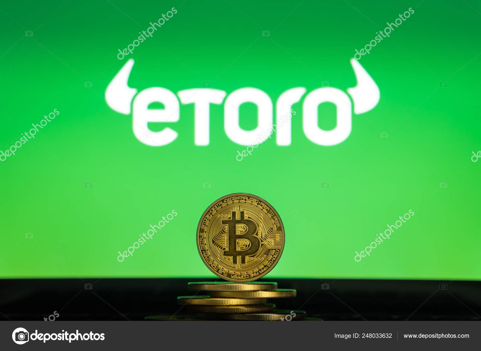 Logotipo de eToro en una pantalla de computadora con una pila de monedas de  criptocurencia Bitcoin . — Foto editorial de stock #248033632  ©24K-Production