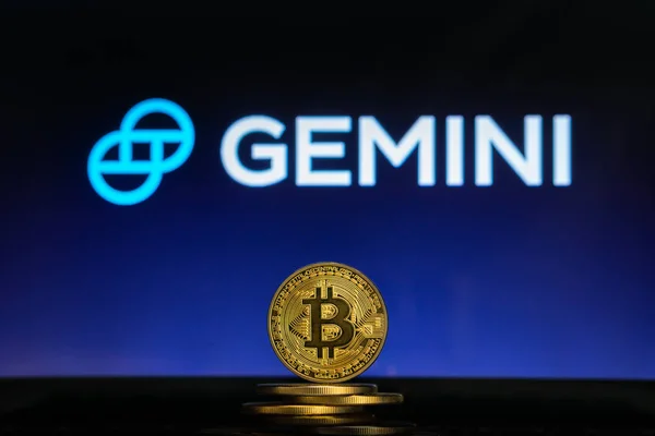 Bitcoin auf einem Stapel von Münzen mit gemini-Logo auf einem Laptop-Bildschirm. Kryptowährung und Blockchain werden zum Mainstream. Slowenien - 02 24 2019 — Stockbild Gemini-Logo auf einem Computerbildschirm mit einem Stapel Bitcoin-Kryptowährungen. — Stockfoto