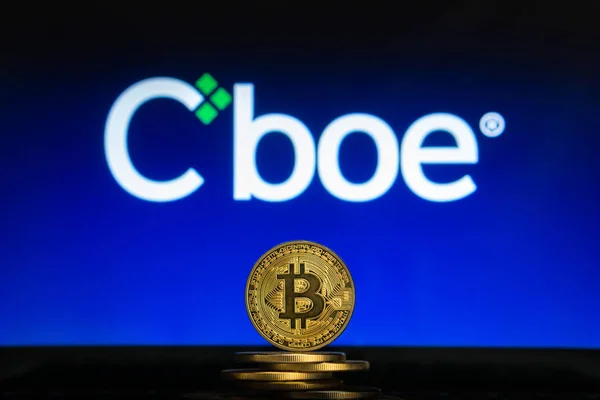 Bitcoin auf einem Stapel Münzen mit Cboe-Logo auf einem Laptop-Bildschirm. Kryptowährung und Blockchain werden zum Mainstream. Slowenien - 02 24 2019 — Stockbild Cboe-Logo auf einem Computerbildschirm mit einem Stapel Bitcoin-Kryptowährungen. — Stockfoto