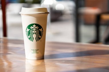 Slovenya 27.2.2019 - Starbucks logosu, mağaza tablo ile sıcak içecek kahve Kupası götürün,.