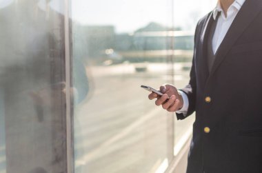 İşadamı Smartphone dışında kullanarak yürüyüş