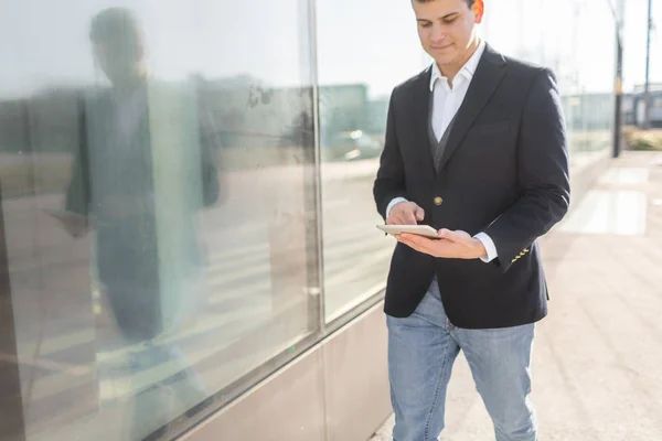 Zakenman met behulp van Tablet buiten wandelen — Stockfoto