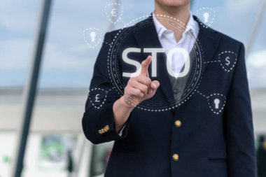 Güvenlik belirteci sunan Sto cryptocurrency ve blockchain kavramı, sanal grafik sanal ekranlarda basarak işadamı
