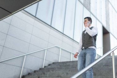 İşadamı Smartphone dışında kullanarak yürüyüş