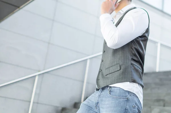 Zakenman met Smartphone buiten wandelen — Stockfoto